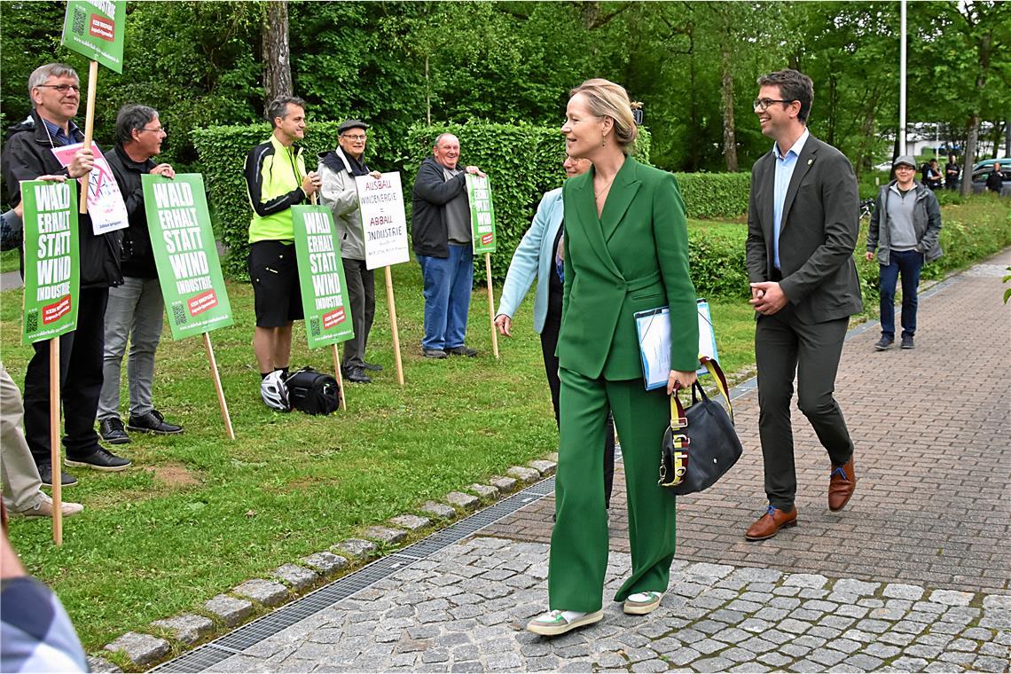 Ministerin Thekla Walker und Landtagsabgeordneter Ralf Nentwich treffen vor der Halle auf Gegner der Windkraftanlage. Foto: Tobias Sellmaier