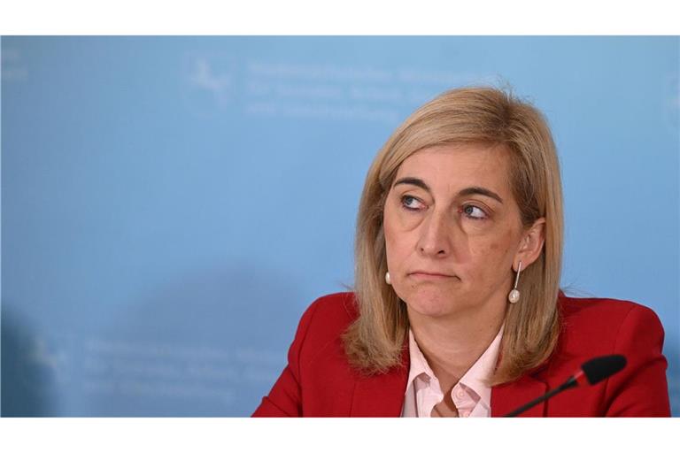 Ministerin Warken hebt das Sparziel für stabile Kassenbeiträge an.
