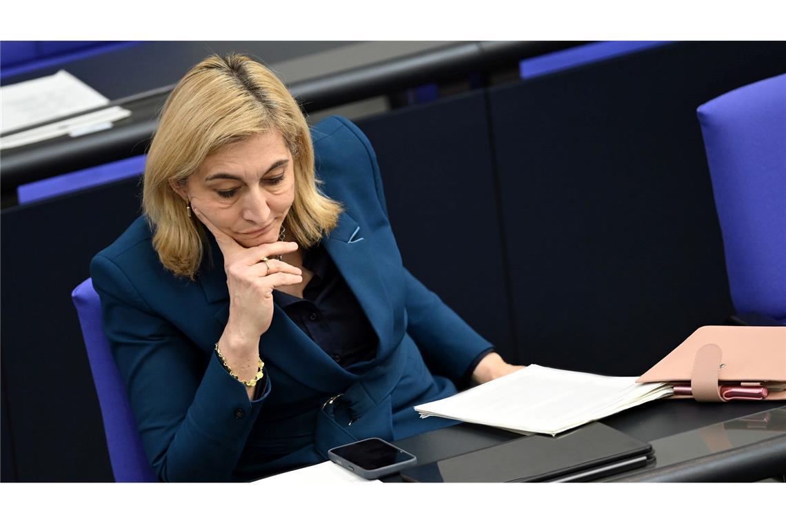 Ministerin Warken kündigte eine Anhebung des Fix-Honorars an. (Archivbild)
