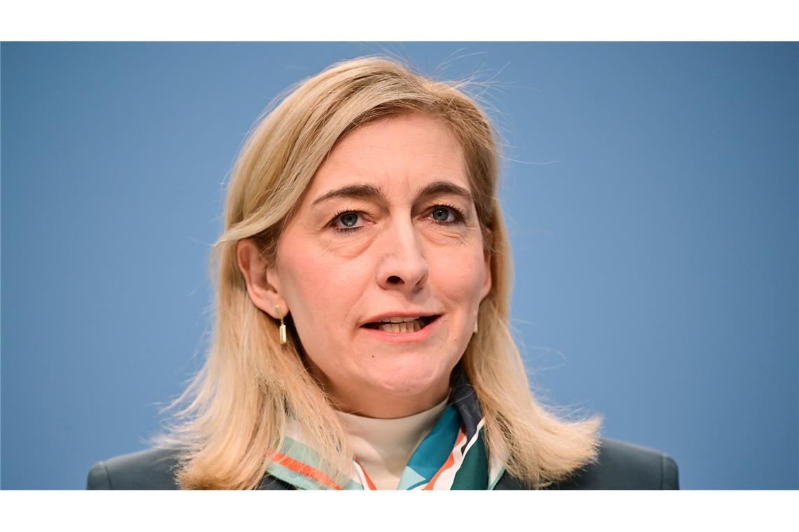 Ministerin Warken setzt auf Ausgabenbremsen und zusätzliche Einnahmen. (Archivbild)