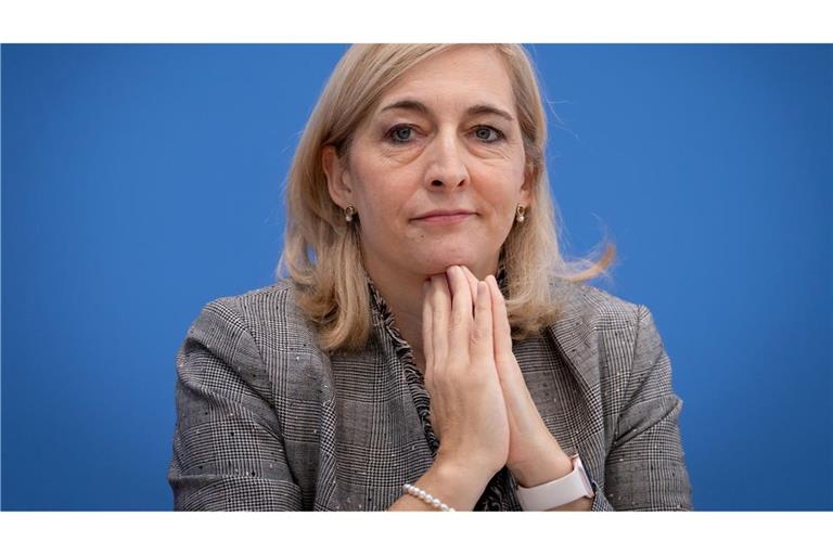 Ministerin Warken will jetzt vor allem bei den Klinik-Vergütungen sparen. (Archivbild)