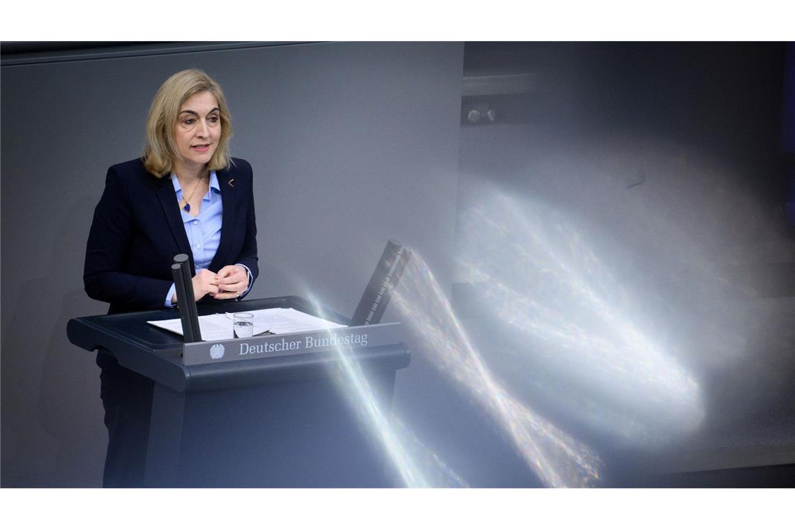 Ministerin Warken wirbt für ihre Sparvorschläge und erntet breite Proteste. (Archivbild)
