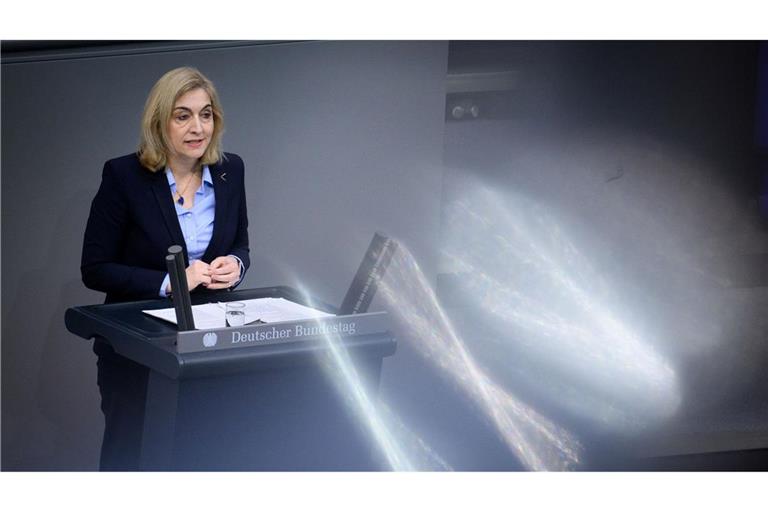 Ministerin Warken wirbt für ihre Sparvorschläge und erntet breite Proteste. (Archivbild)