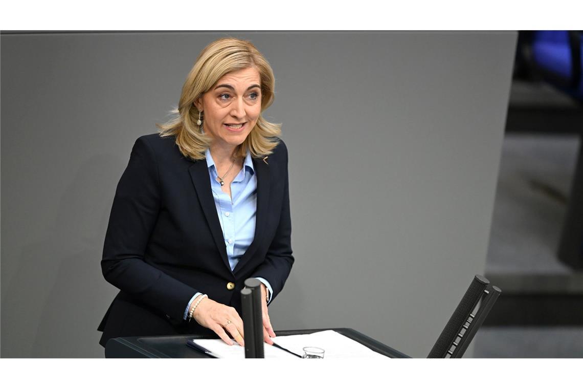 Ministerin Warken wirbt, stabile Beiträge seien kein Selbstzweck.