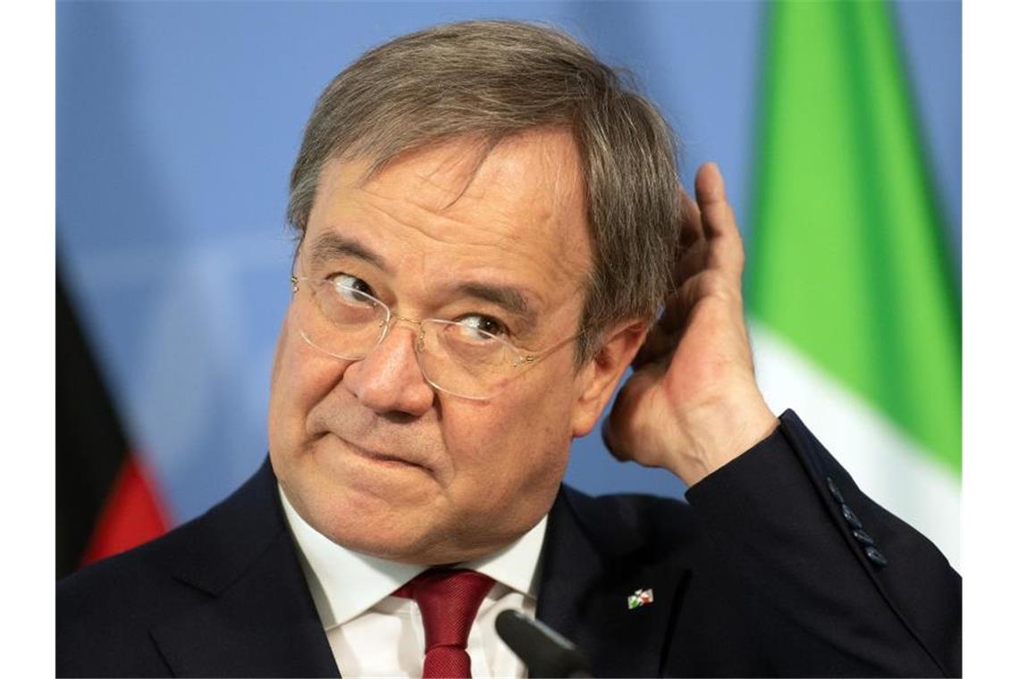Lockdown rund um Fleischfabrik - Urlauber zurückgeschickt Ministerpräsident Armin Laschet während einer Pressekonferenz zum jüngsten Corona-Ausbruch. Foto: Federico Gambarini/dpa