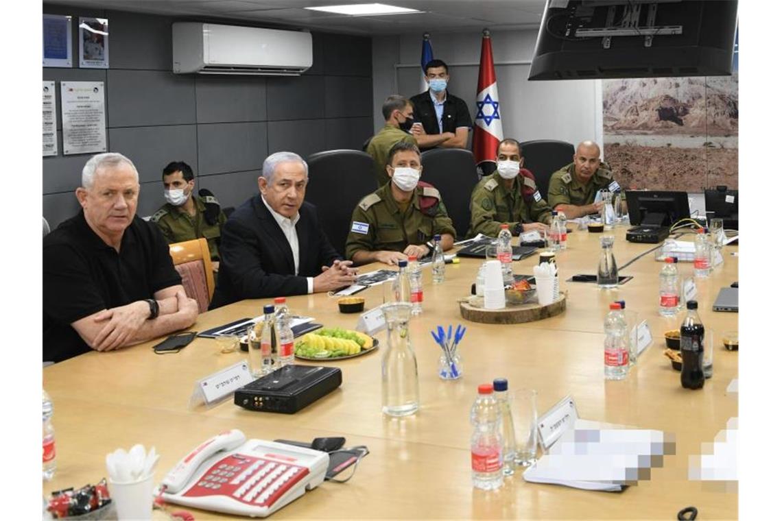 Schwere Raketenangriffe auf Tel Aviv Ministerpräsident Benjamin Netanjahu (2.v.l) und Verteidigungsminister Benny Gantz (l) bei einem hochrangigen Treffen in Beersheba nach den jüngsten Ereignissen im Nahostkonflikt. Foto: Amos Ben Gershom/GPO/dpa