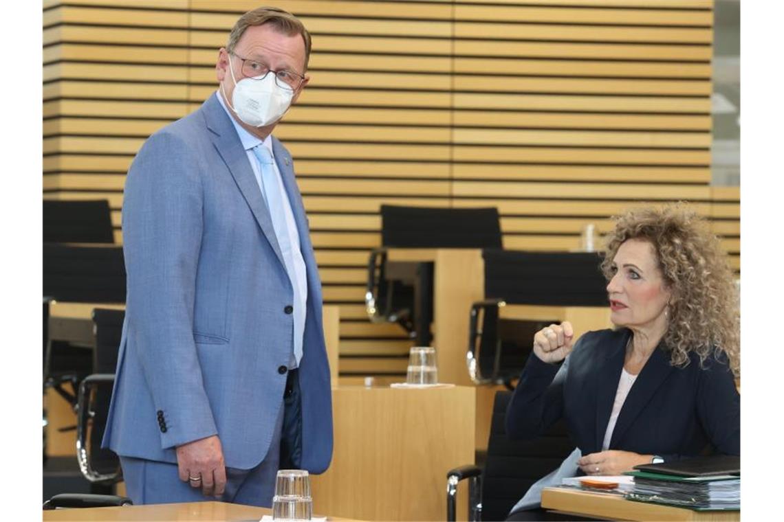 AfD scheitert mit Misstrauensvotum gegen Bodo Ramelow Ministerpräsident Bodo Ramelow im Gespräch mit Landtagspräsidentin Birgit Keller (Linke). Foto: Bodo Schackow/dpa-Zentralbild/dpa