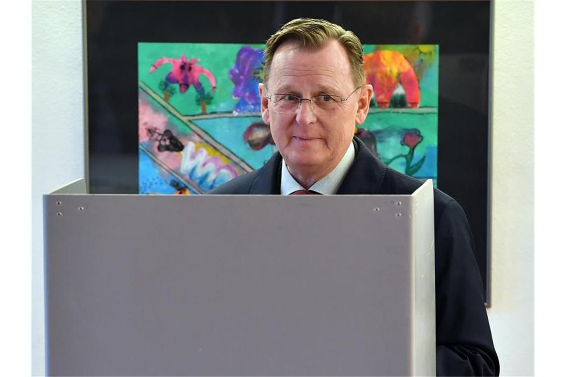 Linke gewinnt Thüringen-Wahl: Keine Regierung in Sicht Ministerpräsident Bodo Ramelow in seinem Wahllokal in der Landeshauptstadt Erfurt. Foto: Martin Schutt/dpa-Zentralbild/dpa