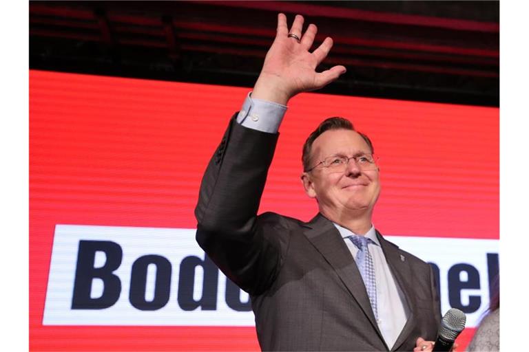 Ministerpräsident Bodo Ramelow winkt seinen Anhängern zu bei der Wahlparty der Linken in Erfurt. Foto: Jan Woitas/dpa-Zentralbild/dpa