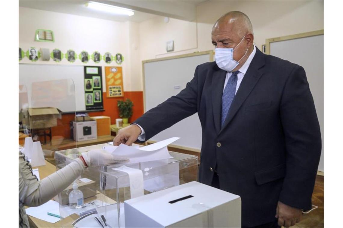 Wahlsieger Borissow vor schwieriger Regierungsbildung Ministerpräsident Boiko Borissow gibt während der Parlamentswahl seine Stimme ab. Foto: Handout/GERB Party/AP/dpa