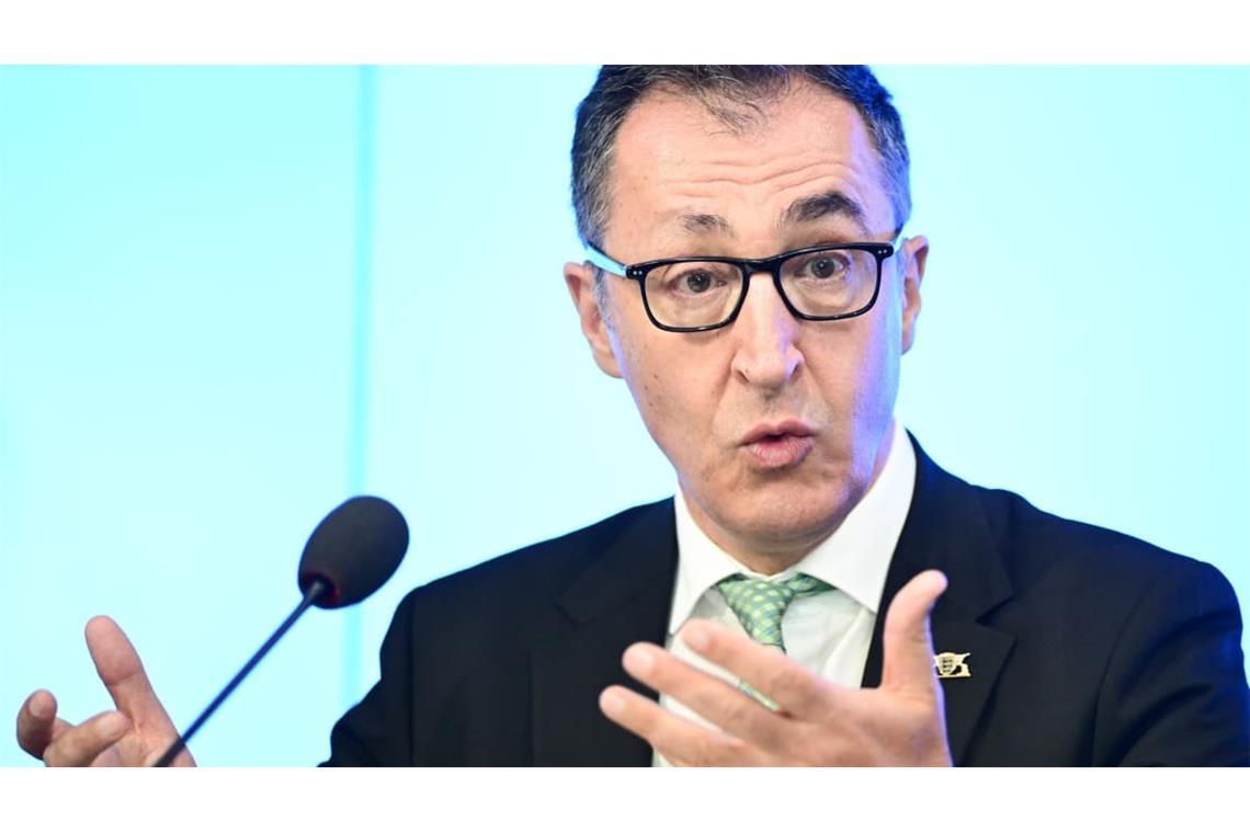 Ministerpräsident Cem Özdemir erwartet ein Bekenntnis der Unternehmen zu den Standorten im Land.