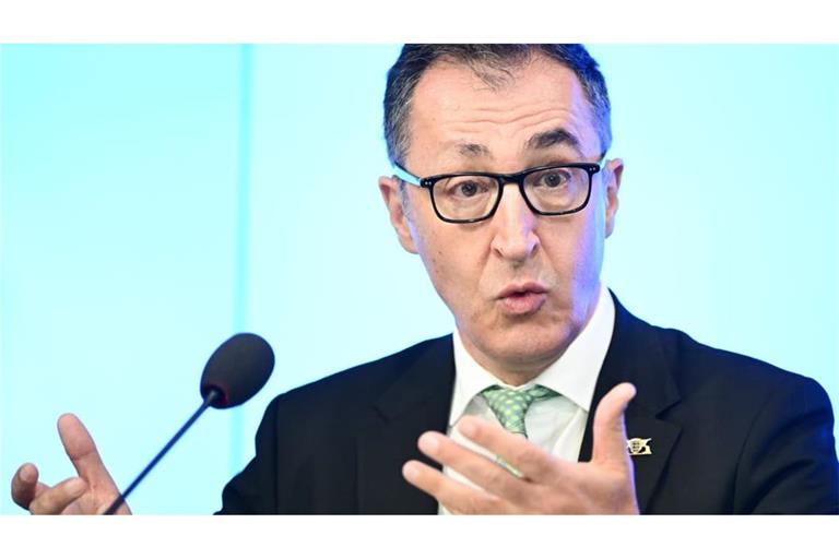 Ministerpräsident Cem Özdemir erwartet ein Bekenntnis der Unternehmen zu den Standorten im Land.