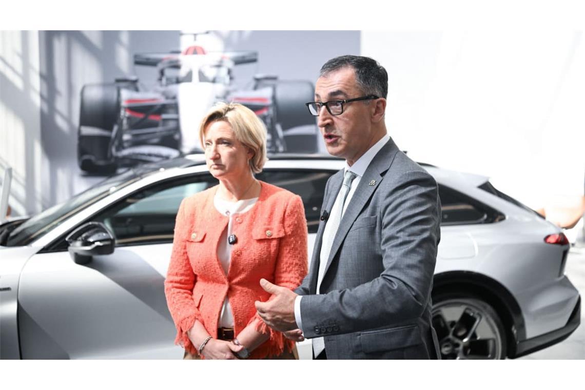 Ministerpräsident Cem Özdemir (Grüne) besuchte am Dienstag das Audi-Werk in Neckarsulm. Neben ihm Wirtschaftsministerin Nicole Hoffmeister-Kraut (CDU).