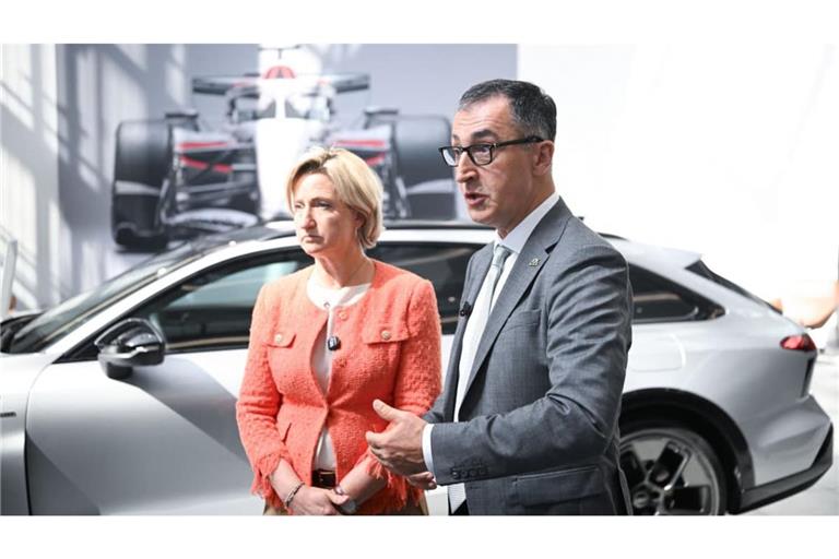 Ministerpräsident Cem Özdemir (Grüne) besuchte am Dienstag das Audi-Werk in Neckarsulm. Neben ihm Wirtschaftsministerin Nicole Hoffmeister-Kraut (CDU).