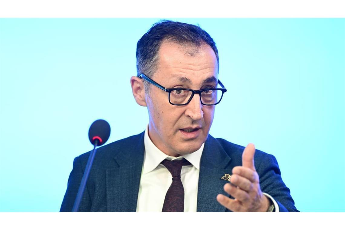 Ministerpräsident Cem Özdemir (Grüne) will die Frist für den Netzausbau mindestens halbieren.