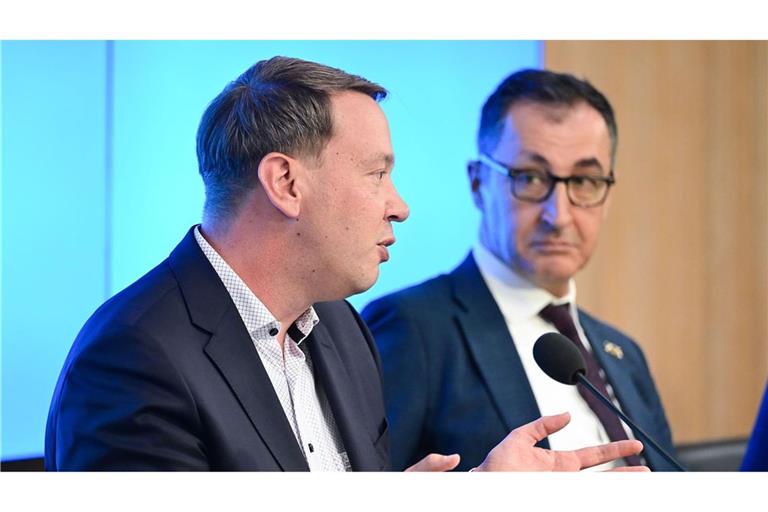 Ministerpräsident Cem Özdemir (rechts) und Gesundheitsminister Oliver Hildenbrand