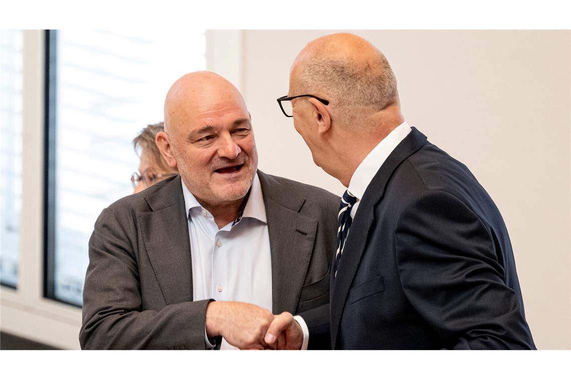 Ministerpräsident Dietmar Woidke (r.) und BSW-Finanzminister Robert Crumbach sind für die Reformdafür, im BSW gibt es mehrheitlich Bedenken. (Archivbild)