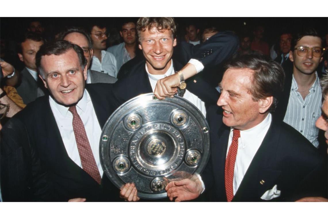 Ministerpräsident Erwin Teufel, VfB-Spieler Guido Buchwald und Präsident Gerhard Mayer-Vorfelder feiern die Deutsche Meisterschaft in der Saison 1991/92.
