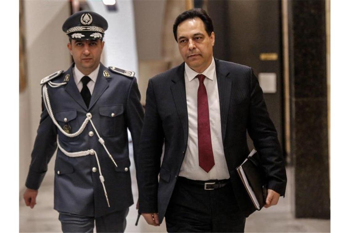 Beirut: Gewalt bei Protesten - Premier schlägt Neuwahlen vor Ministerpräsident Hassan Diab (r) will angesichts der politischen und wirtschaftlichen Krise des Libanon vorgezogene Neuwahlen. Foto: Stringer/dpa/Archiv