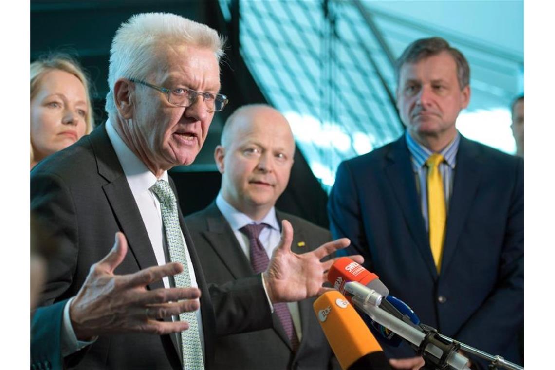 Grün-Gelb im Ländle? FDP-Chef Theuer flirtet mit Kretschmann Ministerpräsident Kretschmann spricht mit Landesvorsitzenden Theurer über eine neuen Landesregierung. Foto: Thomas Kienzle/Archivbild