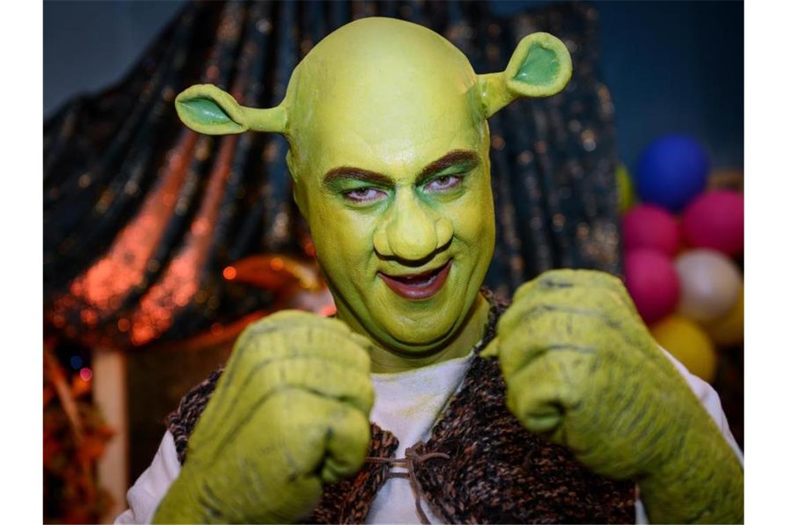 Bayerns Regierungschef Söder erhält „Goldene Narrenschelle“ Ministerpräsident Markus Söder (CSU) im „Shrek“-Kostüm. Foto: picture alliance/David Ebener/dpa/Archivbild