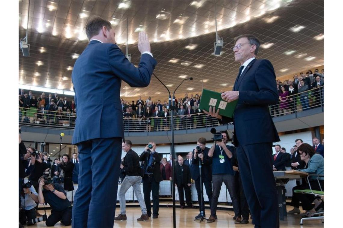 Ministerpräsident Michael Kretschmer (CDU, l) schwört seinen Amtseid bei der Vereidigung in der Sitzung des sächsischen Landtags neben Matthias Rößler (CDU), Landtagspräsident. Foto: Sebastian Kahnert/dpa-Zentralbild/dpa