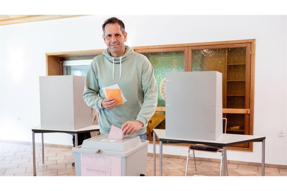Ministerpräsident Olaf Lies (SPD) gab seine Stimme in seiner Heimat Friesland ab.