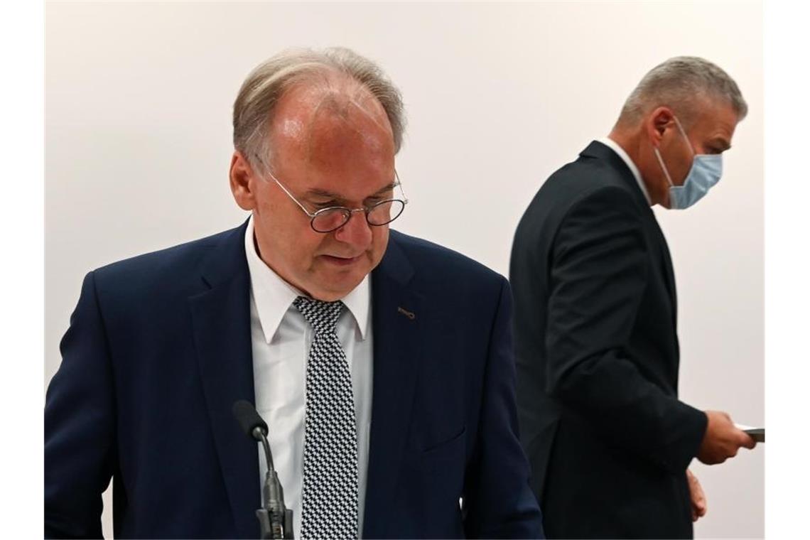Ministerpräsident Reiner Haseloff (l) hat seinen Innenminister Holger Stahlknecht entlassen. Wie es nun weitergeht in Sachsen-Anhalt, ist noch unklar. Foto: Hendrik Schmidt/dpa-Zentralbild/ZB