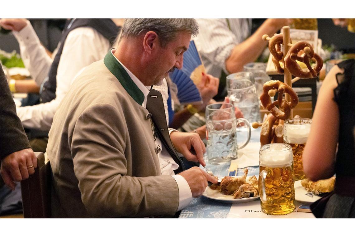 190. Oktoberfest: "Gegen die Krisen der Welt" Ministerpräsident Söder beim Essen.