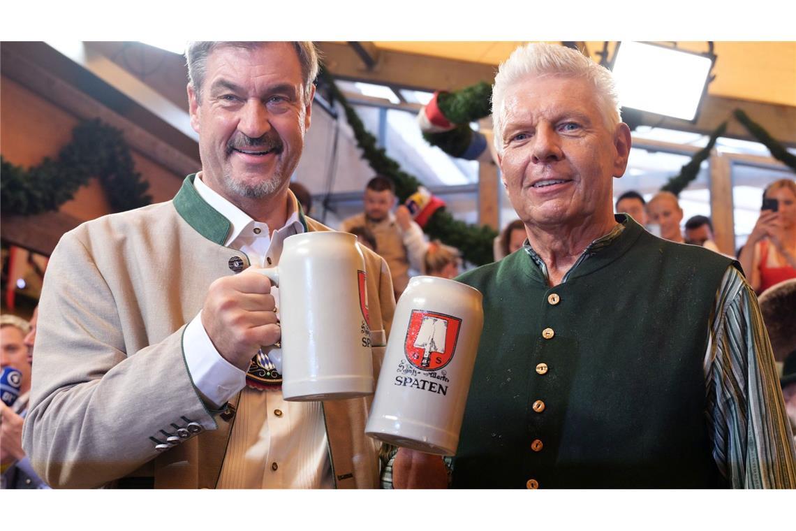 190. Oktoberfest: "Gegen die Krisen der Welt" Ministerpräsident Söder (l.) und Münchens OB Reiter (r.) stoßen an.