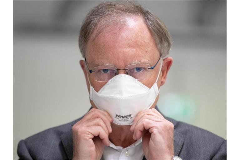 Ministerpräsident Stephan Weil trägt einen Mundschutz. Foto: Friso Gentsch/dpa/POOL/dpa