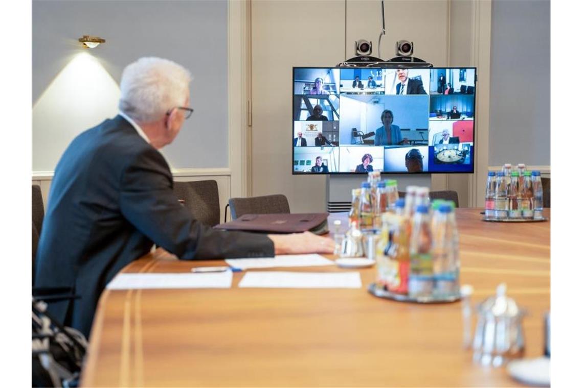 Ministerpräsident Winfried Kretschmann bei einer Videokonferenz. Foto: Jana Hoeffner/Staatsministerium Baden-Württemberg/dpa