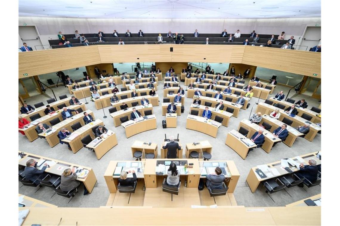 Ministerpräsident Winfried Kretschmann (Grüne) gibt eine Regierungserklärung im Landtag von Baden-Württemberg ab. Foto: Sebastian Gollnow/dpa/Archivbild