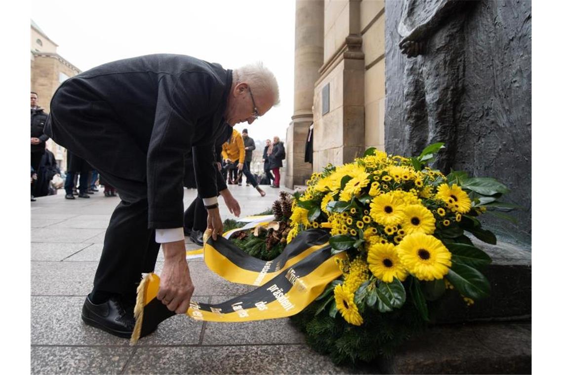 Ministerpräsident Winfried Kretschmann (Grüne) legt am Denkmal für Eugen Bolz einen Kranz nieder. Foto: Sebastian Gollnow/dpa