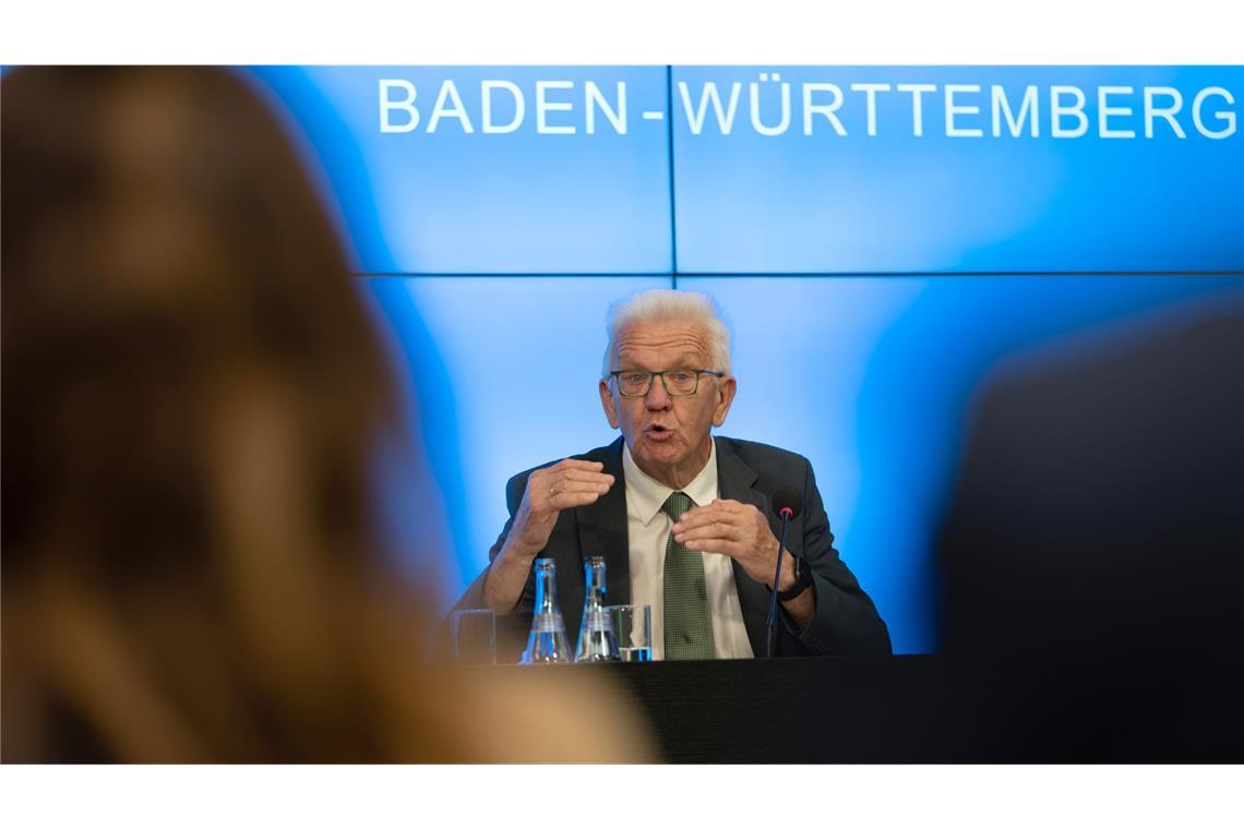 Kretschmann beerdigt Beschluss über Verfehlung der Klimaziele Ministerpräsident Winfried Kretschmann (Grüne) macht einen Knopf an den Klimastreit.