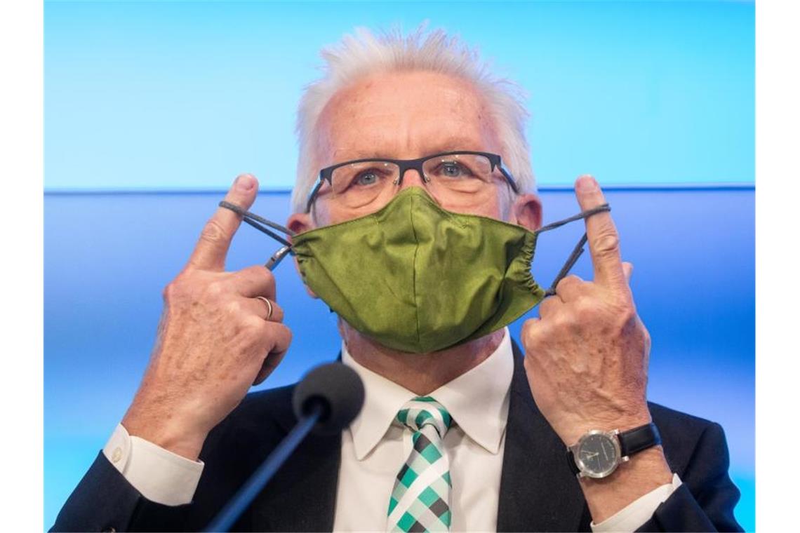 Ministerpräsident Winfried Kretschmann (Grüne) nimmt an einer Pressekonferenz teil. Foto: Christoph Schmidt/dpa/Archivbild