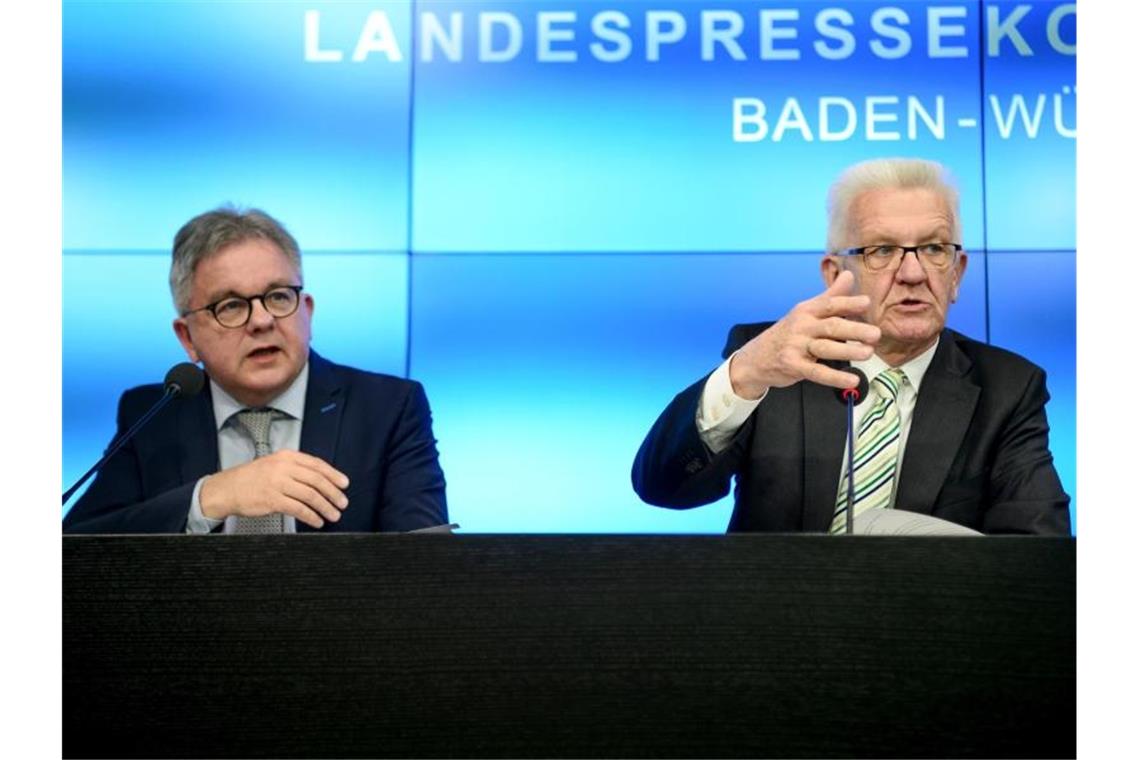 Kretschmann und Wolf trommeln für die Europawahl Ministerpräsident Winfried Kretschmann (Grüne, r) und Europaminister Guido Wolf (CDU, l). Foto: Sina Schuldt/Archivbild