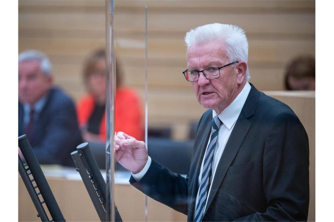 Ministerpräsident Winfried Kretschmann (Grüne) spricht einer Landtagssitzung. Foto: Sebastian Gollnow/dpa/Archivbild