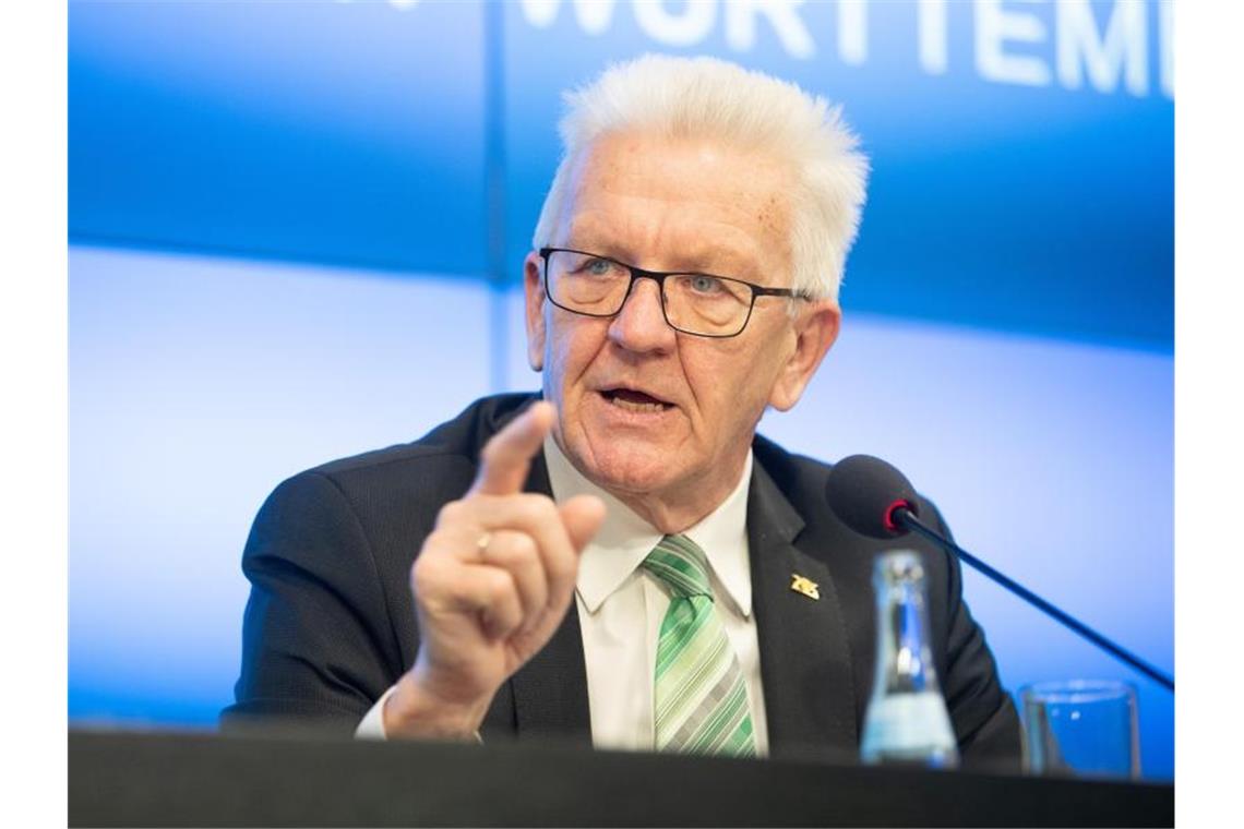 Ausgangsbeschränkungen ab Samstag Ministerpräsident Winfried Kretschmann (Grüne) spricht bei einer Pressekonferenz. Foto: Sebastian Gollnow/dpa