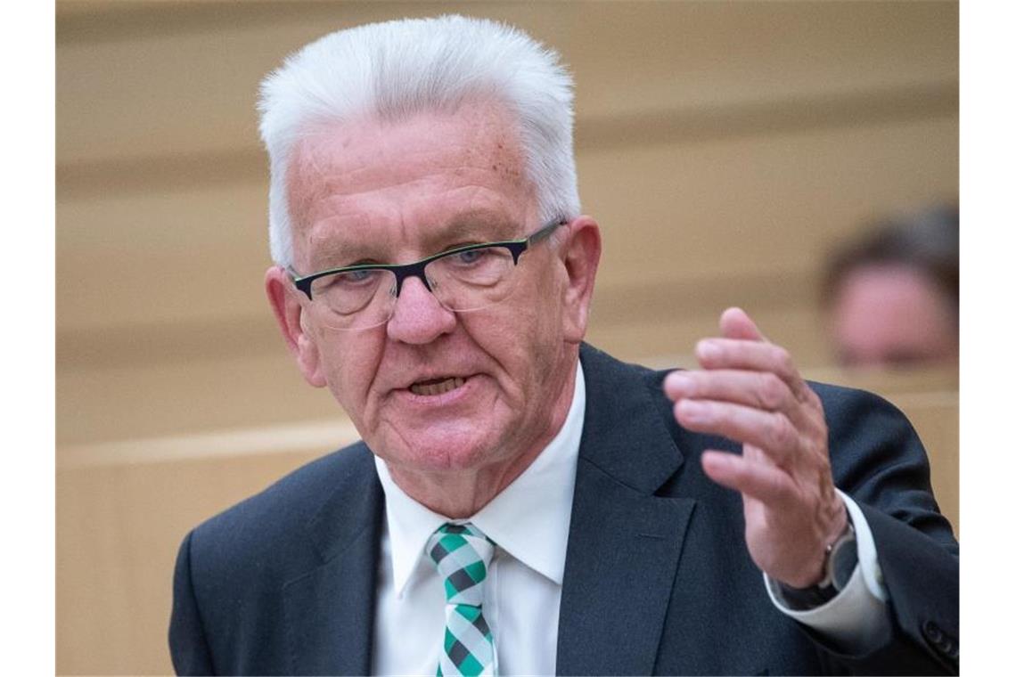 Ministerpräsident Winfried Kretschmann (Grüne) spricht bei einer Landtagssitzung. Foto: Sebastian Gollnow/dpa/Archivbild