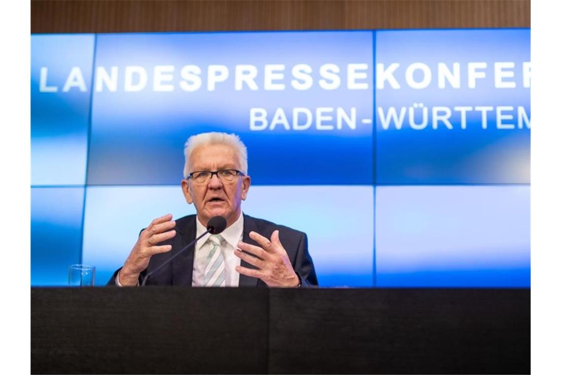 Ministerpräsident Winfried Kretschmann (Grüne) spricht bei einer Landespressekonferenz. Foto: Christoph Schmidt/dpa