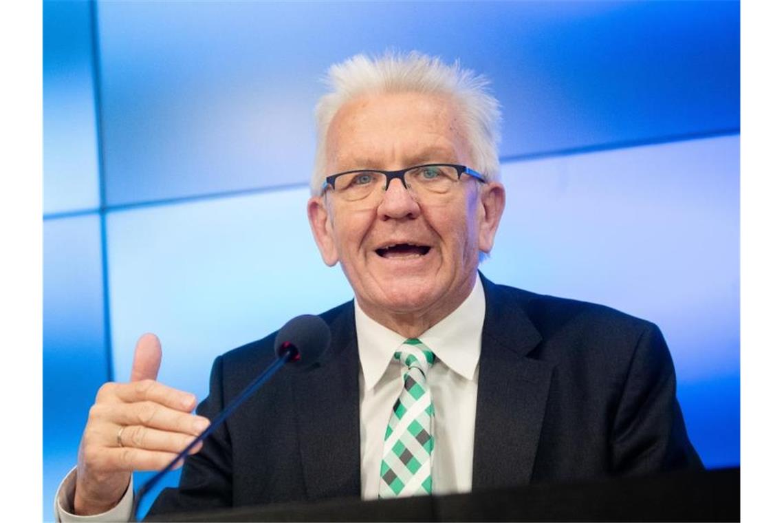 Ministerpräsident Winfried Kretschmann (Grüne) spricht bei einer Pressekonferenz. Foto: Christoph Schmidt/dpa/Archivbild