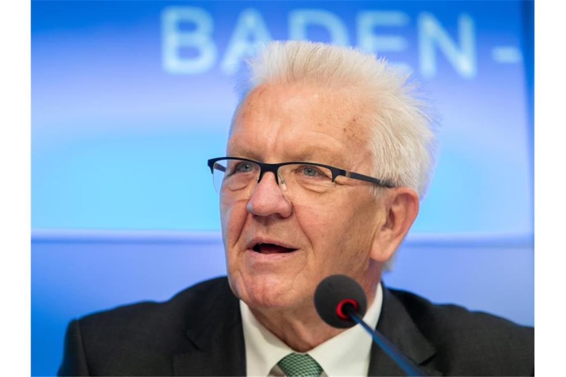 Ministerpräsident Winfried Kretschmann (Grüne) spricht bei einer Pressekonferenz. Foto: Christoph Schmidt/dpa/Archivbild