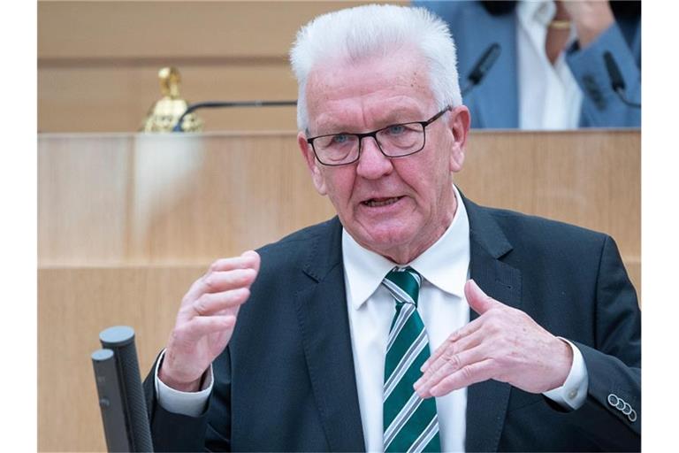 Ministerpräsident Winfried Kretschmann (Grüne) spricht im Landtag von Baden-Württemberg. Foto: Sebastian Gollnow/dpa/Archivbild