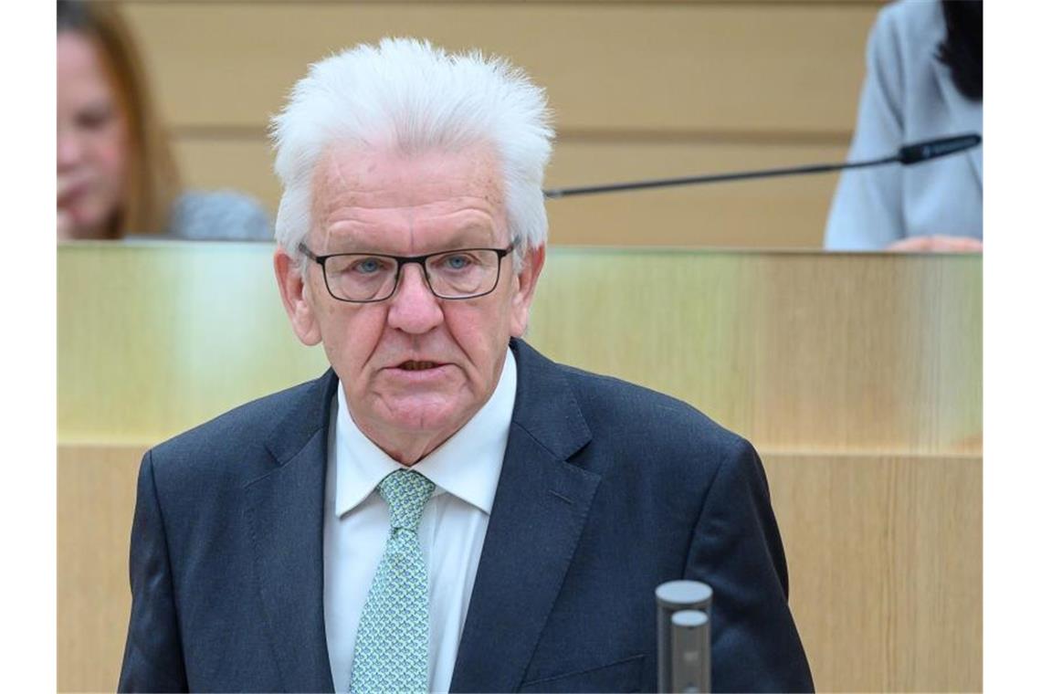 Ministerpräsident Winfried Kretschmann (Grüne) spricht im Landtag. Foto: Sebastian Gollnow/dpa