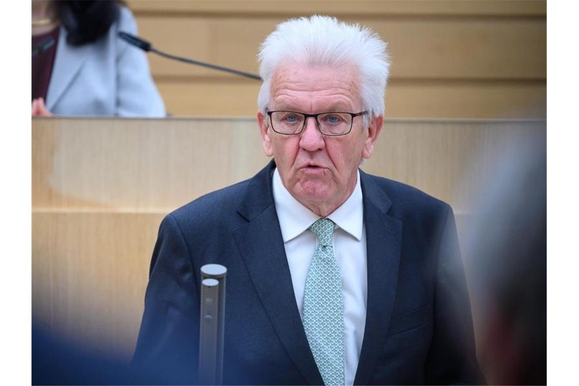 Fortschritte bei der Beschaffung von Schutzausrüstung Ministerpräsident Winfried Kretschmann (Grüne) spricht im Landtag. Foto: Sebastian Gollnow/dpa