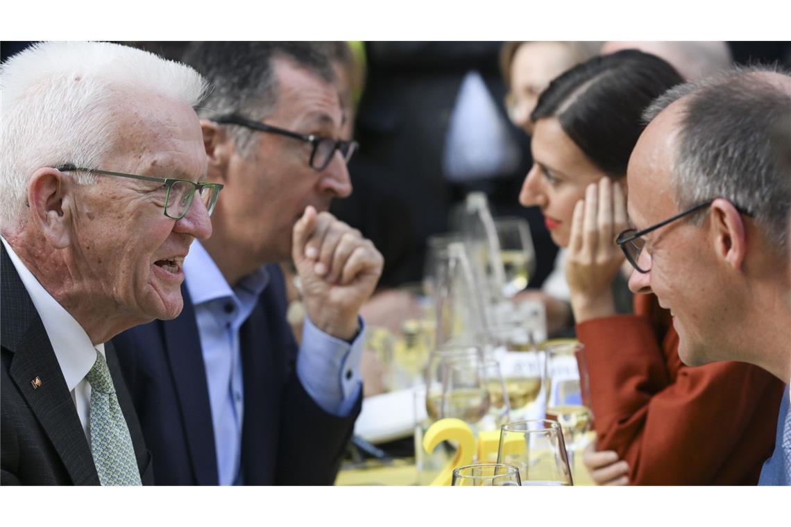Kretschmanns letzte Party wird zum Schaulaufen für die Nachfolger in spe Ministerpräsident Winfried Kretschmann (Grüne) unterhält sich mit Bundeskanzler Friedrich Merz (CDU) – im Hintergrund Grünen-Spitzenkandidat Cem Özdemir.