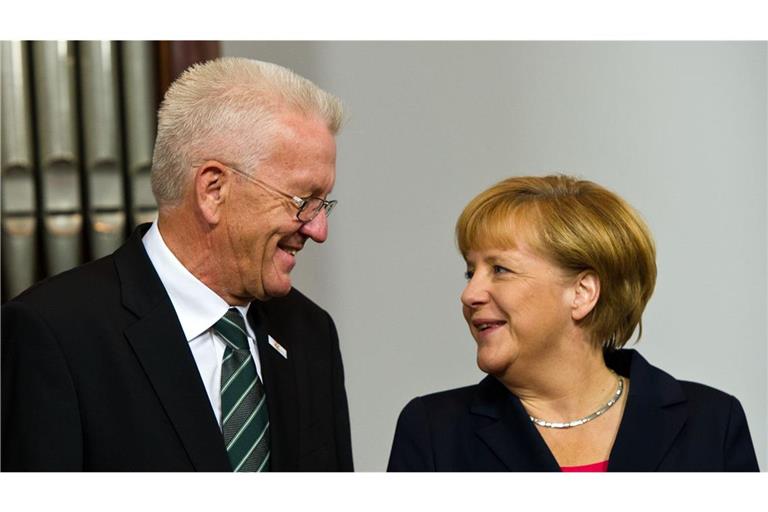 Ministerpräsident Winfried Kretschmann (Grüne) will die frühere Bundeskanzlerin Angela Merkel (CDU) mit der Staufermedaille in Gold auszeichnen. (Archivbild)