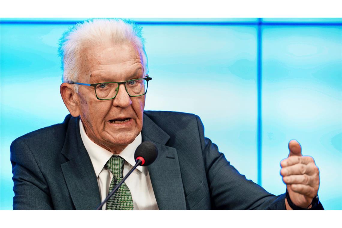 Ministerpräsident Winfried Kretschmann hat den geplanten Einsatz von Drohnen  am Bodensee verteidigt (Archivfoto).