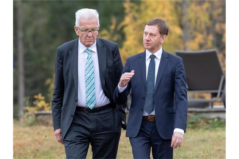 Ministerpräsident Winfried Kretschmann (l) und sein Amtskollege Michael Kretschmer. Foto: Peter Kneffel/dpa/Archivbild